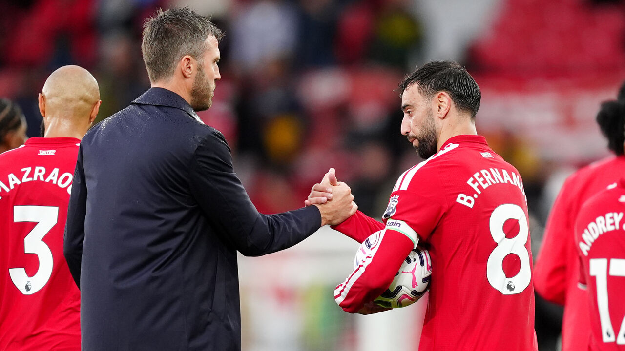 Michael Carrick e Bruno Fernandes cumprimentam-se após a vitória diante do Ipswich