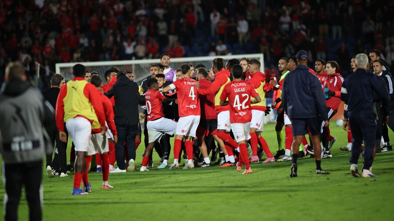 Santa Clara-Benfica teve confusão após o fim do jogo e Durán foi expulso com vermelho direto