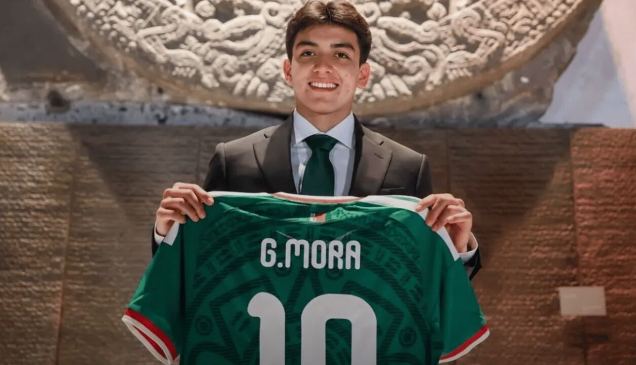 Mora com a camisola da seleção