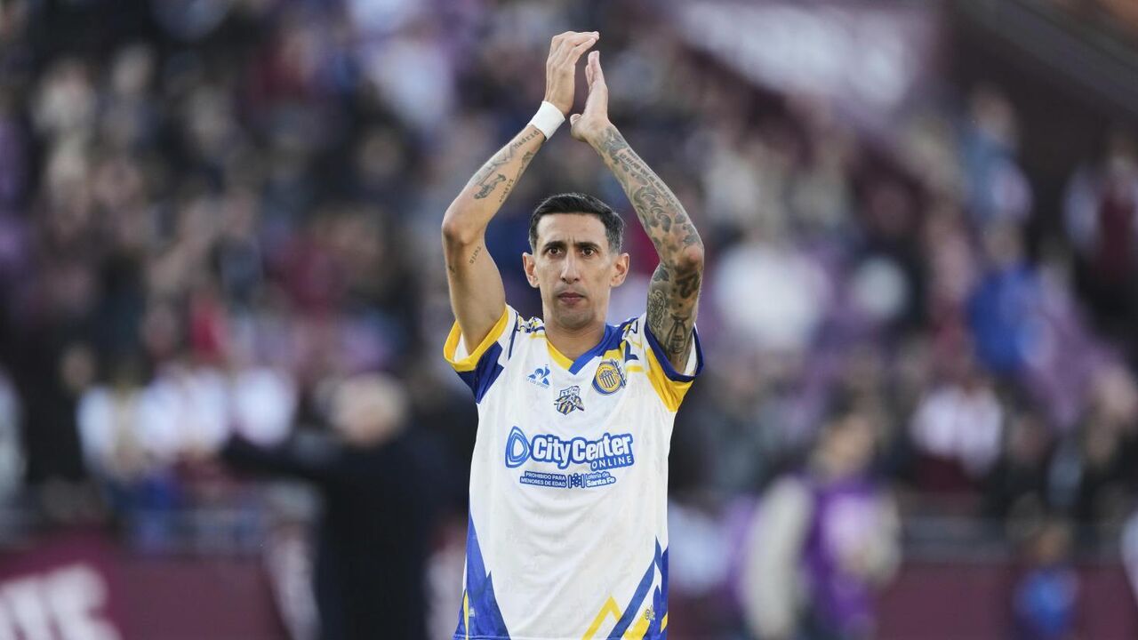 Rosario Central's Angel Di Maria claps during a soccer match
