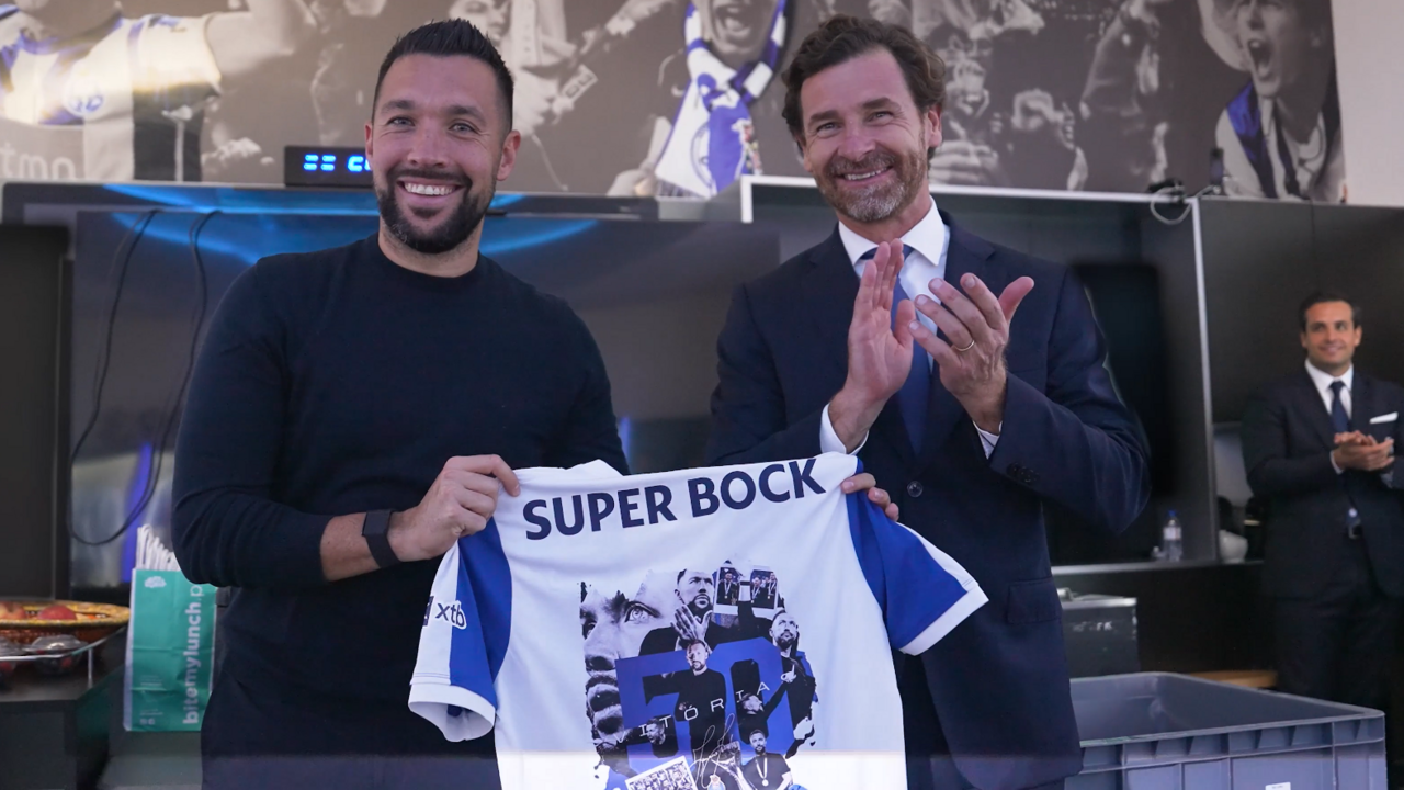 Villas-Boas e Villas-Boas no balneário do FC Porto com presentes