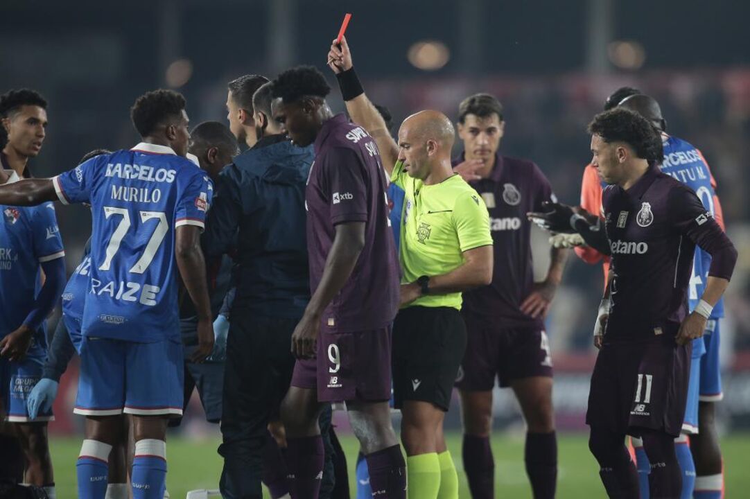 Referee Luís Godinho, shows the red card to Gil Vicente