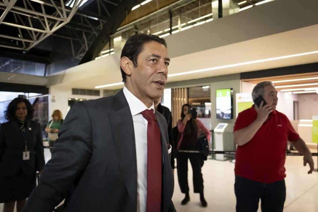 O presidente do Benfica no aeroporto, antes da partida