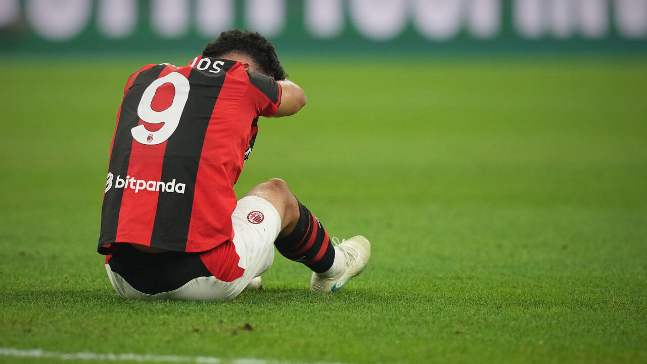 Gonçalo Ramos reage durante a derrota do Milan com o Bolonha