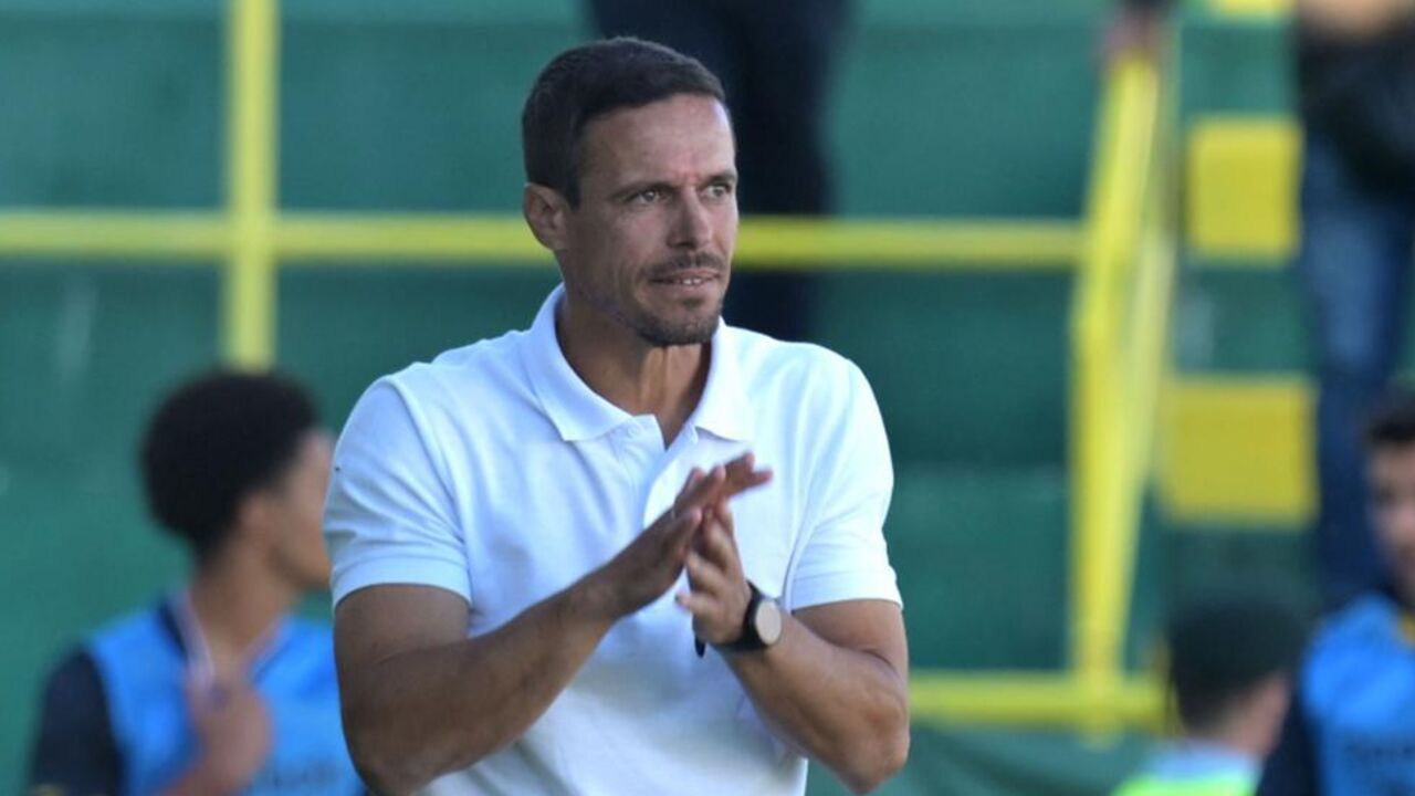 O treinador Sérgio Raimundo do Estoril durante o jogo contra