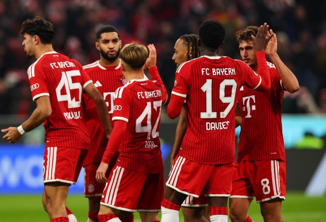 Alphonso Davies of Bayern Munich (2R) celebrates with teammates after