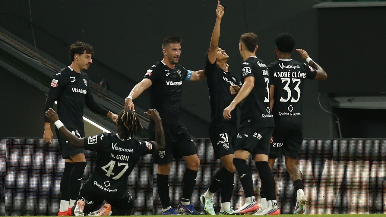 Jogadores do Académico Viseu celebram golo