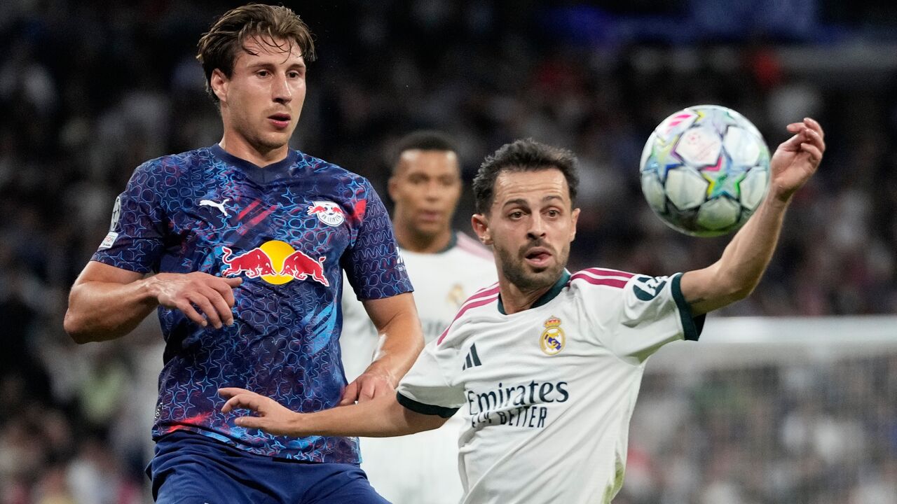 Bernardo Silva em duelo com Willi Orban no Real Madrid-RB Leipzig