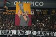 A tarja dos adeptos da Roma para Mourinho durante o jogo com o Real Madrid