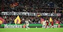 A tarja dos adeptos da Roma para Mourinho durante o jogo com o Real Madrid