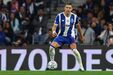 O jogador controla a posse da bola no relvado no