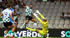 Os jogadores em ação durante o Moreirense-Gil Vicente