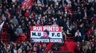 Adeptos do Manchester United mostram apoio a Rui Pinto