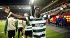 O festejo do primeiro golo de Issa Doumbia pelo Sporting em Lens