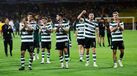Jogadores do Sporting aplaudem os adeptos após a vitória sobre o Lens