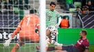 Os jogadores em ação durante o Ferencváros-Torreense