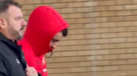 Cabisbaixo e sem acenar aos adeptos: as imagens de Bruno Fernandes a deixar Old Trafford