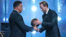 Harry Kane recebeu a Bola de Ouro das mãos de Ronaldo Nazário