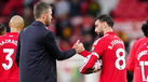 Michael Carrick e Bruno Fernandes cumprimentam-se após a vitória diante do Ipswich
