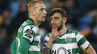 Jérémy Mathieu e Bruno Fernandes em conversa no Sporting em 2018
