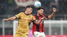 Nicoló Casale e Gonçalo Ramos disputam lance no Milan-Bolonha