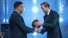 Harry Kane recebeu a Bola de Ouro pelas mãos de Ronaldo Nazário