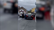 O momento em que homens armados tentam roubar carro no Carregado  