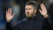 Michael Carrick (inglês, 45 anos) pediu desculpa aos adeptos do Man. United após goleada (1-4) sofrida em Como e tem lugar em risco