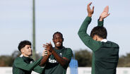 Plantel do Sporting no último treino antes da viagem para Lens