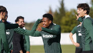 Plantel do Sporting no último treino antes da viagem para Lens