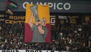 A tarja dos adeptos da Roma para Mourinho durante o jogo com o Real Madrid