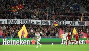 A tarja dos adeptos da Roma para Mourinho durante o jogo com o Real Madrid