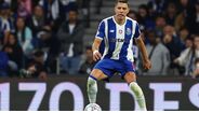 O jogador controla a posse da bola no relvado no