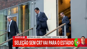 Jorge Jesus e Proença apupados à saída do hotel da Seleção