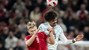 Renato Veiga disputa bola com Hojlund