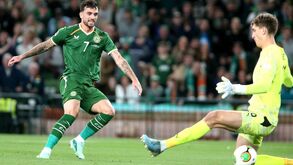Troy Parrott  remata para o primeiro golo da Irlanda 