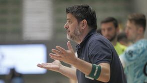 O treinador reage no decorrer do jogo