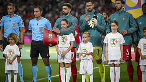 Bruno Fernandes entrou em campo no Portugal-Noruega com a filha, Matilde