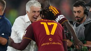 Gian Piero Gasperini, treinador da Roma, e Manu Koné