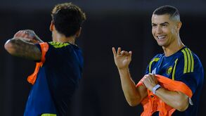 Sorriso rasgado no regresso ao trabalho: as imagens de Ronaldo no treino do Al Nassr