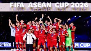 Indonésia a levantar o troféu da Fifa Asean Cup 2026