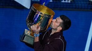 Novak Djokovic a levantar o troféu de Pequim 