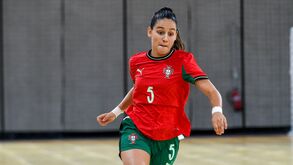 Ana Oliveira conduz a bola em jogo com a camisola número 5