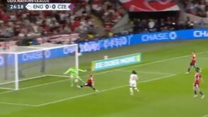 Autogolo de Coufal no Inglaterra-Rep. Checa