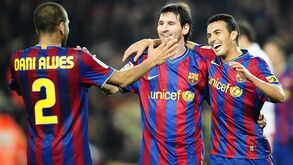 Pedro Rodríguez festeja golo ao lado de Messi e Dani Alves no Barcelona