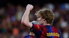 Anthony Gordon celebra golo do Barcelona com Pedri ao fundo