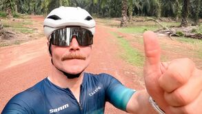 Valtteri Bottas em bicicleta na Malásia