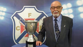Humberto Azevedo com a taça do título da 1.ª divisão de 1945/46 
