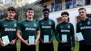 Quinteto da equipa principal teve direito a lembrança