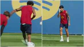 Passa por todos e finaliza de calcanhar: Yamal partiu tudo no treino do Barcelona e a reação de Cancelo diz tudo